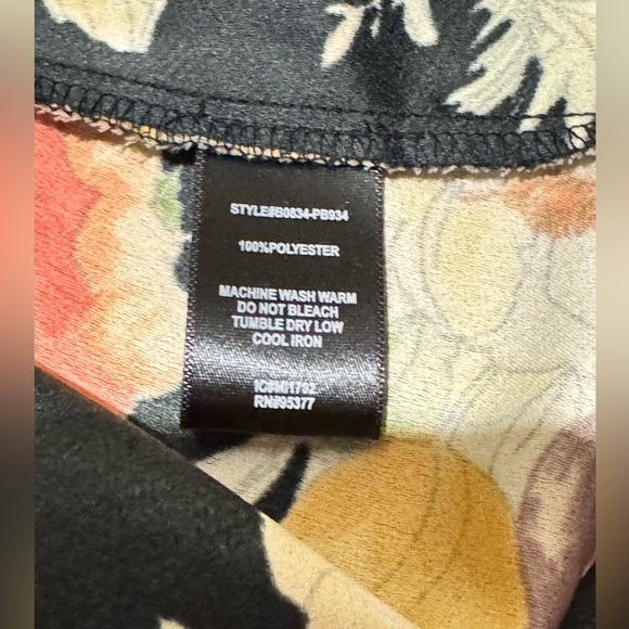 Santuary over the shoulder floral top size Large - Picture 4 of 6